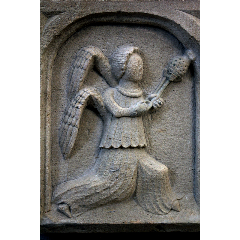 not quite clear whether this turiferary angel is runing towards the rightor, more likely, half-kneeling; the censer is being swung quite high