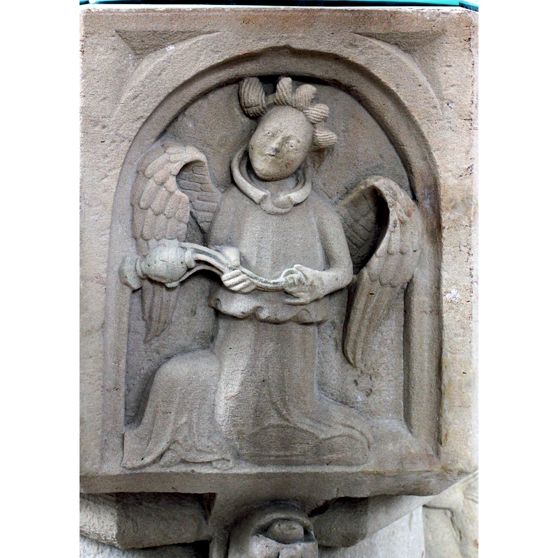 turiferary angel with a daring hair-do; if the direction pointed by the censers is any indication, the angels would be part of the Adoration of the Magi scene