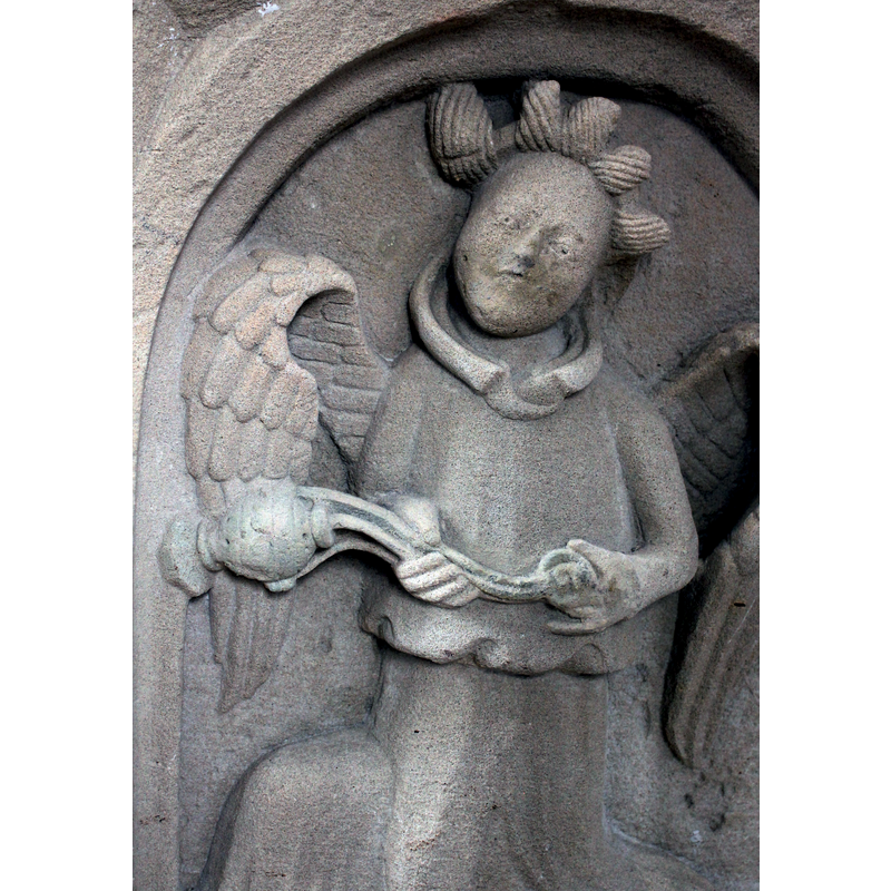 turiferary angel with a daring hair-do; if the direction pointed by the censers is any indication, the angels would be part of the Adoration of the Magi scene