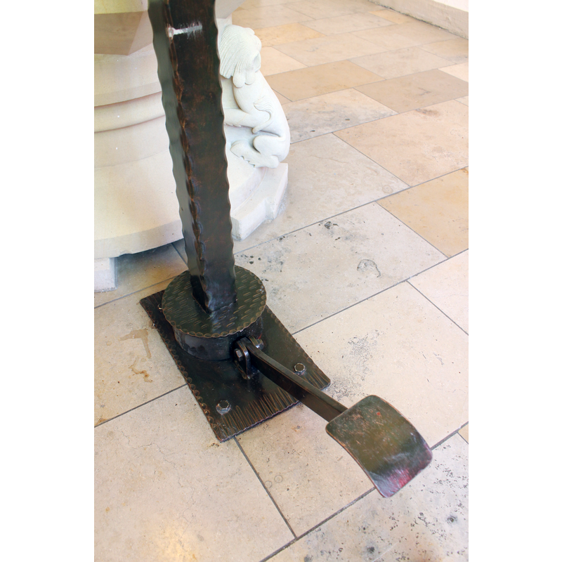 the pedal that releases the side-swing movement of the crane