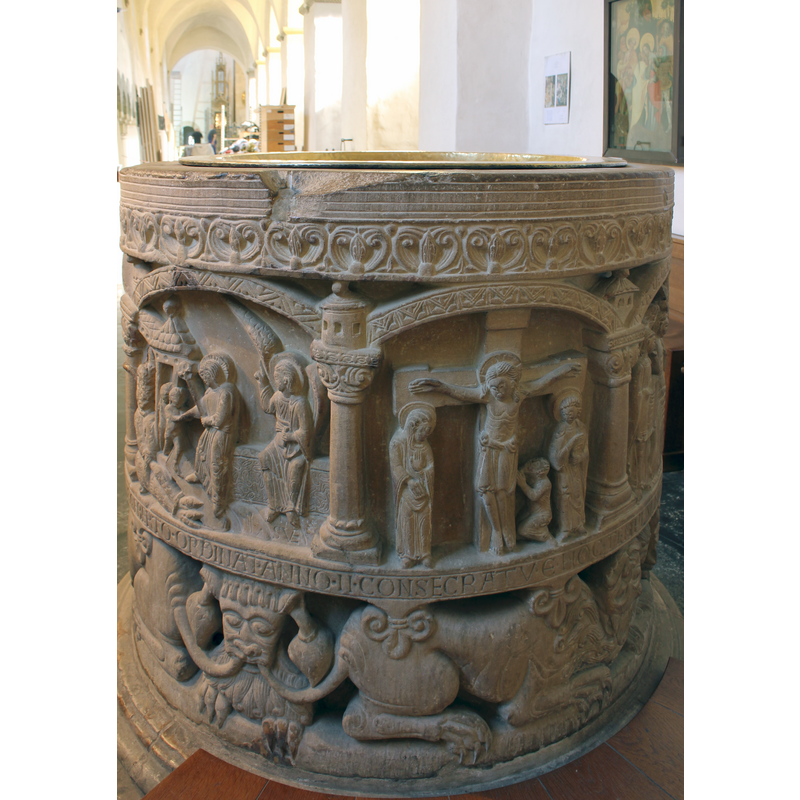 arches decorated with a range of motifs, not all the same; fully decorated columns with capitals and bases, the former with built tower tops