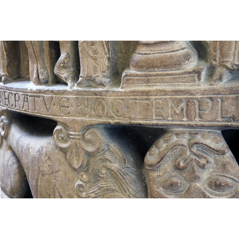 the mixing of two styles in the carving of the capital E (the rounded Uncial and the Roman Square) in this inscription is said to appear also in an inscription on the side of a 13thC tombstone in the crypt of this church