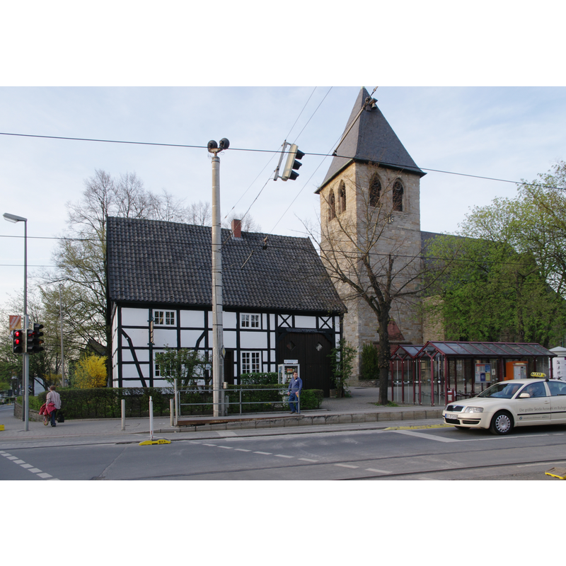 Source caption: "Denkmalgeschütztes Gebäude in Dortmund-Brackel, ehem. Kotten Beckhoff (Gebäude Listennr. A 0413) und die denkmalgeschützte evangelische Pfarrkirche (Listennummer A 0035)."