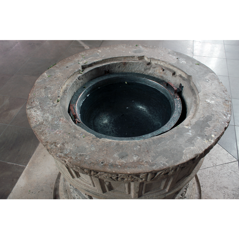 there is no a metal basin insert that is fixed to the side of the stone interior and blocks access to the bottom of the original well