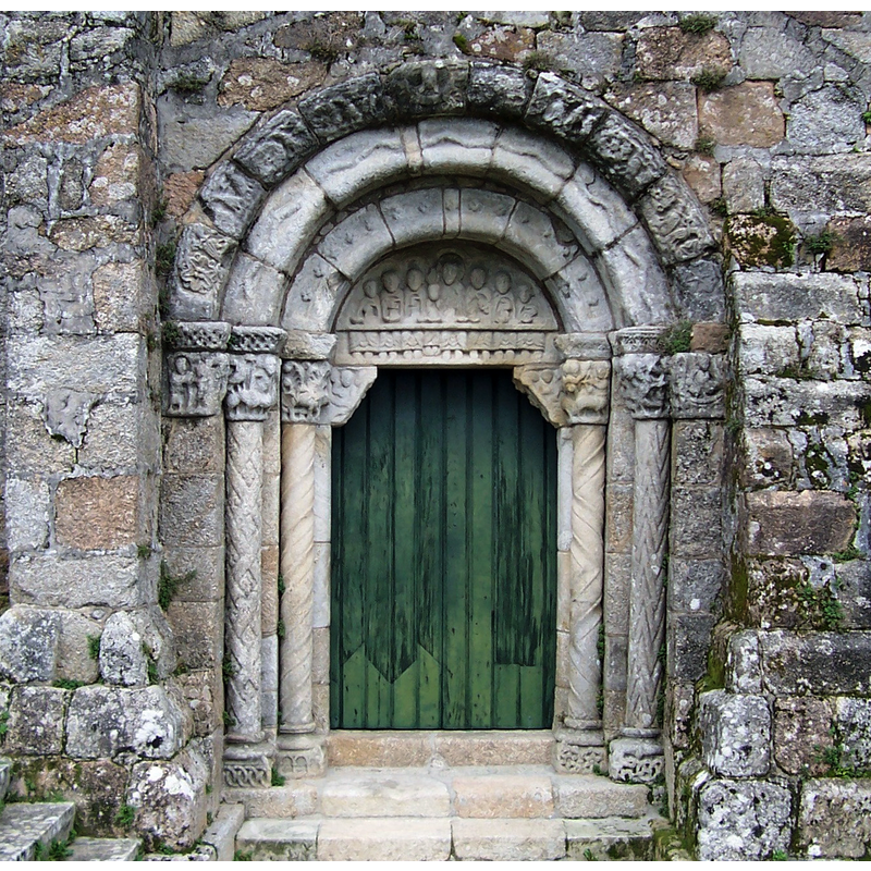 Source caption: "a porta lateral sur ofrece fermosos chapiteis e unha escena da Última Cea no tímpano exterior e polo seu reverso interior decórase co Agnus Dei"