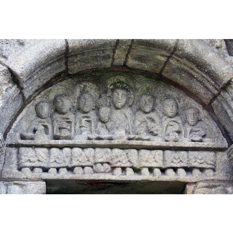Source caption: "Tímpano da portada sur do Mosteiro de San Xulián de Moraime (Muxía, A Coruña) coa representación da Última Cea."