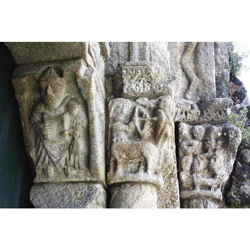 Source caption: "Capiteis na porta sur do Mosteiro de San Xulián de Moraime (Muxía, A Coruña), con representacións de centauros, e mocheta representando posiblemente un bispo."