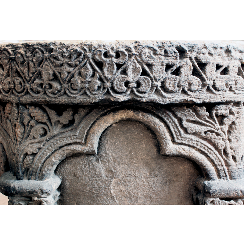 four very large arch-heads at 90-degree angles