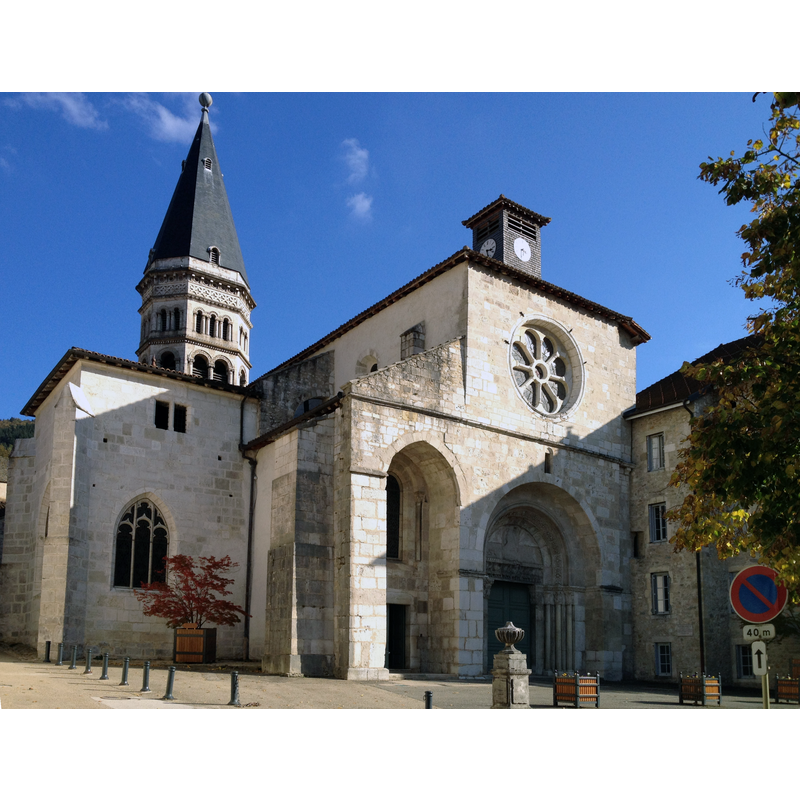 Source caption: "Vue extérieure, sur le parvis de l’église abbatiale Saint-Michel de Nantua".