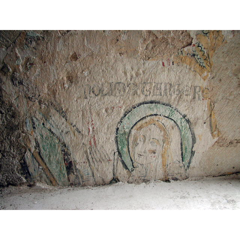 Source caption: "Restes de peinture au-dessus de l'autel de l'église de Grand-Madieu."
