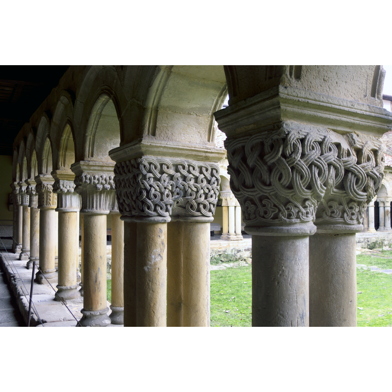 Source capital: "Capiteles de la crujía de poniente. Se observa la diferencia del grupo decorados con motivos vegetales, influencia de la arquitectura del Císter, similiares a los que presenta el claustro de San Andrés de Arroyo."