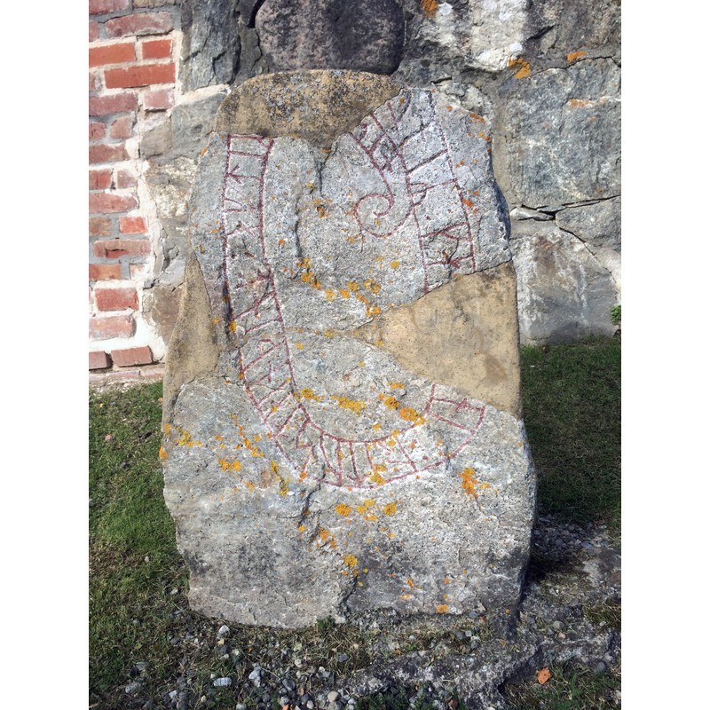 the 'Selångerstenen' in the ruins of the old parish church at Selånger -- Noted in the Riksantikvarieämbetet [RAÄ-nummer Selånger 86:2]  [ref.: 10248700860002]: "Inskrift på N sidan bestående av en ställvisdubbel slinga med inskriften: Une, Karl(?) och Ane reste dennasten efter [N,N fader?) sin. Avritad efter Medelpads runstenarefter foto från 1937."