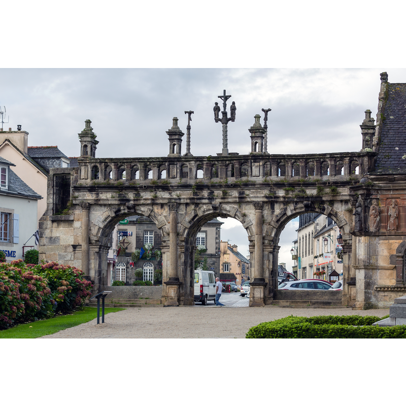 part of the 'enclos paroissial" of Sizun -- Source caption: "Arc de triomphe de l'église Saint-Suliau de Sizun (France)."