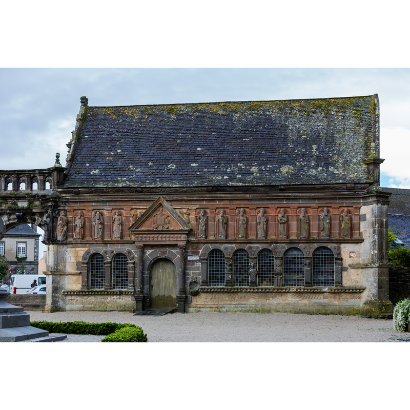 Source caption: "Ossuaire de l'église Saint-Suliau de Sizun (France)."