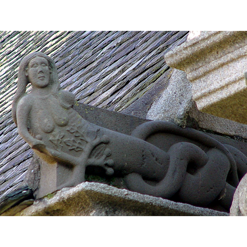 Source caption: "Sizun (Bretagne, Finistère) Schlange mit Frauenkopf am Giebel der Begräbniskapelle. Auf dem Körper im Flachrelief Zweig des Apfelbaumes. Die Schlange erscheint im MA. nach apokrypher Überlieferung (Schatzhöhle Kap.4 und auch Legenda aurea) vielfach mit Frauenkopf oder -oberkörper ähnlich der Eva."