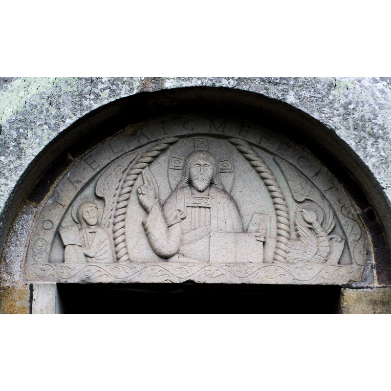 Source caption: "Othelric me fecit (Othelric gjorde mig). Den tyske 1100-tals stenmästarens signerade relief som överstycke, tympanon, till dörren på Skälvum kyrka vid Kinnekulle."