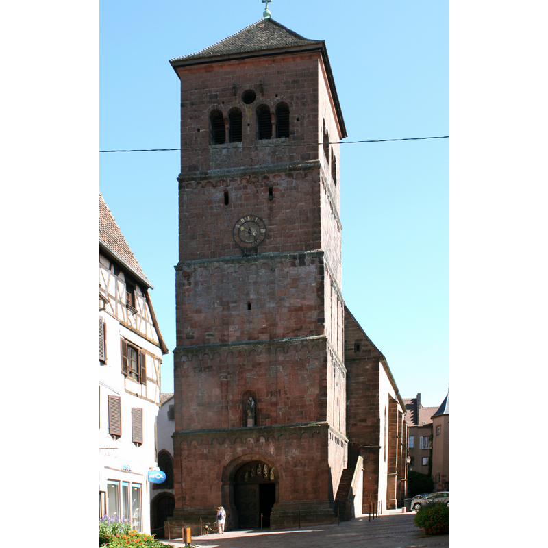 Sourca caption: "Église notre dame de la nativité à Saverne, 67700, Bas-Rhin, Alsace, France. Église Collégiale du XVème-XVIIème siècle, de style roman.
Tour-porche romane du XIIème siècle, nef gothique du XVème siècle, vitraux."