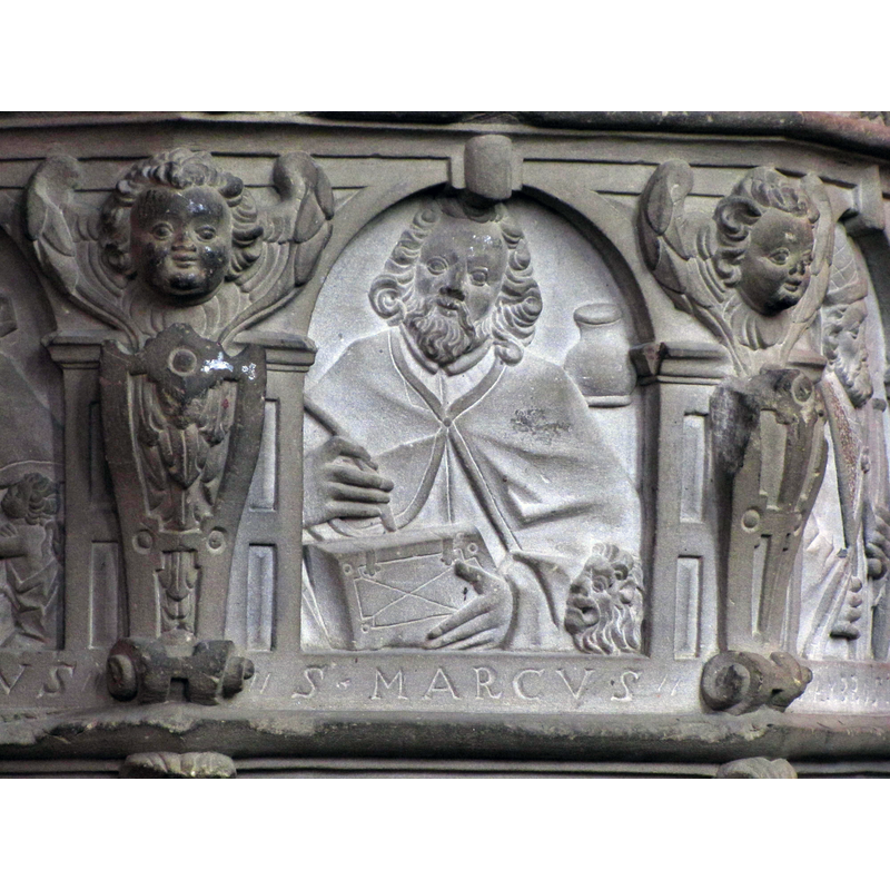atop the buttress-like decoration at the angels; the putto-faced cherubs fit into the spandrels of the arcade