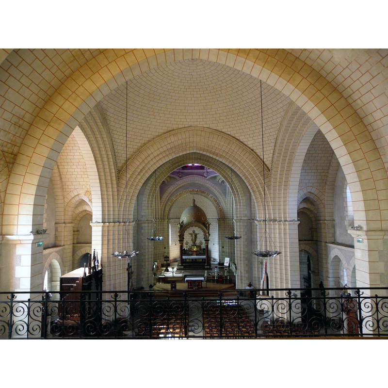 Source caption: "Église Sainte-Trinité de Tinténiac (35). Voûtes et coupoles vues de la tribune."
