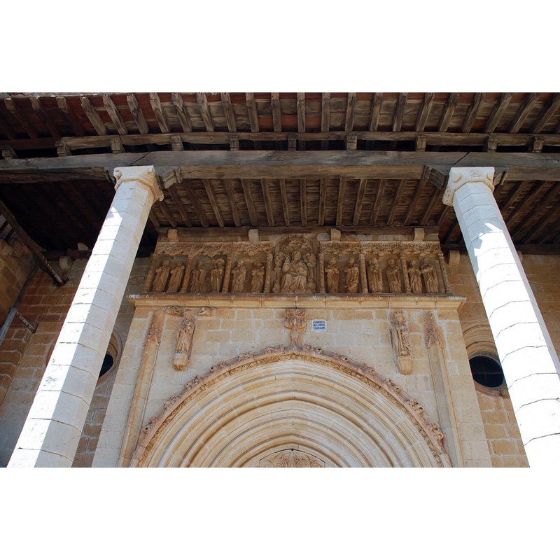 Source caption: "Pórtico gótico esculpido de la Iglesia de La Transfiguración en Traspeña de la Peña (Palencia, Castilla y León)."