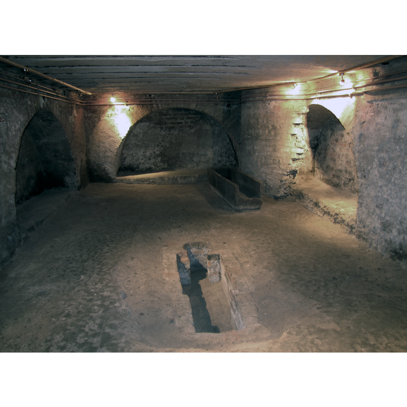 Source caption: "Crypte avec tombe (VIIIe)."