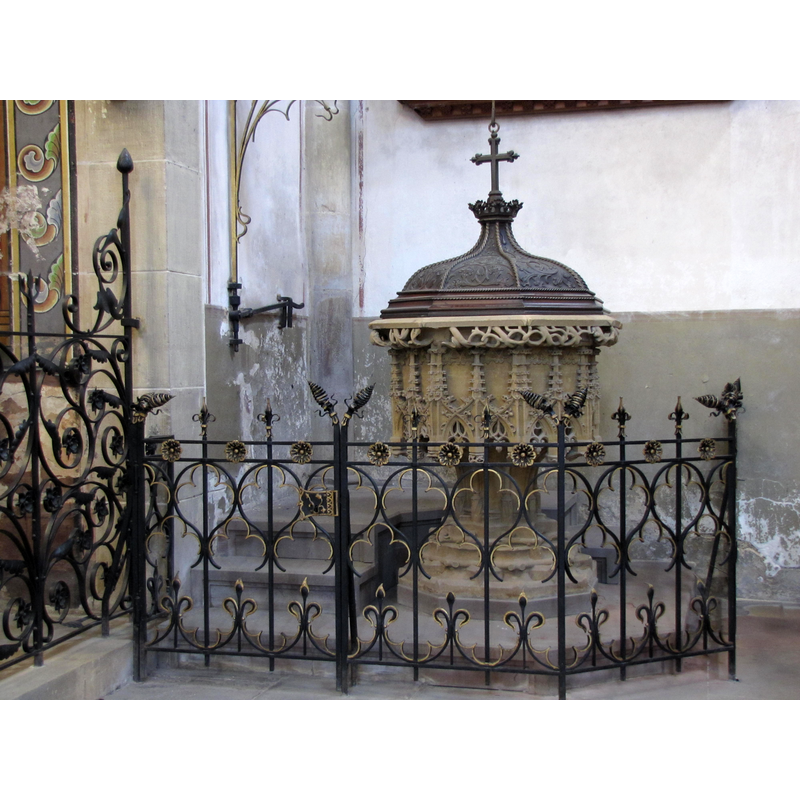 listed in Palissy [ref.: IM68007728]: "Les fonts baptismaux portent les armoiries de l'évêque de Strasbourg Guillaume de Honstein, dont dépendaient la ville et le bailliage de Rouffach. Il fut évêque de 1506 à 1541, mais il est probable que les fonts aient été réalisés au début du siècle, peut-être en même temps que la voûte du bras sud du transept datée 1508. Ces fonts sont dans la tradition de ceux sculptés pour la cathédrale de Strasbourg par Jodok Dotzinger en 1453. Le couvercle en cuivre et le bras qui l'actionne datent de la fin du 19e siècle."