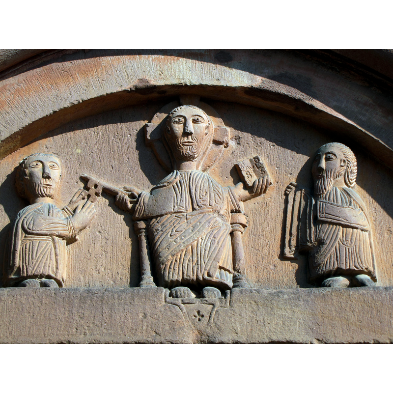 listed in Palissy [ref.: IM67010531]: "tympan [grès] Le Christ assis sur un trône remet la clef à saint Pierre et le livre à saint Paul. Celui-ci reçoit l'objet sur un tissu [...] 	inscription concernant l'iconographie(gravée,latin) ;marque d'auteur [...] inscription 	Sur le livre, inscription : PAVLVS BS (= Beatus ?) ; signes lapidaires sur l'archivolte [...] Les différents auteurs datent ce relief de la fin du 12e siècle ou de la 1ère moitié du 13e siècle."