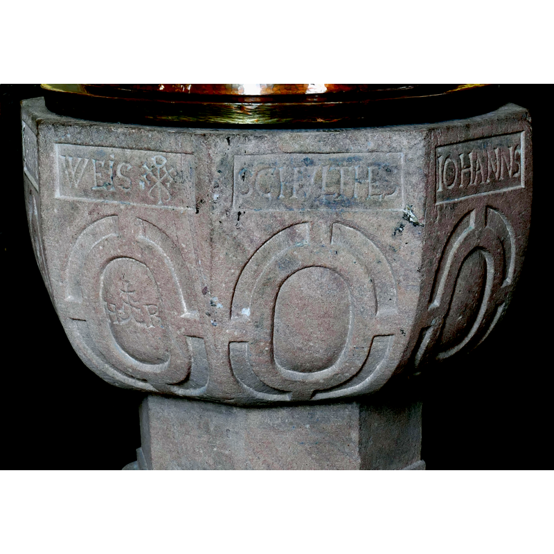 partial view of the inscriptions on the upper panels of the basin, and of the cooper's emblem and initial inside one of the oval cartouches -- a/p Palissy [ref.: IM67010537]: "Dans sa partie supérieure, les noms des édiles : Johannes Weiss Schultheiss, Johannes Claussmar und Peter Heimburger Beteborg. Signe lapidaire avec initiales HR, et emblème de métier : tonnelier."