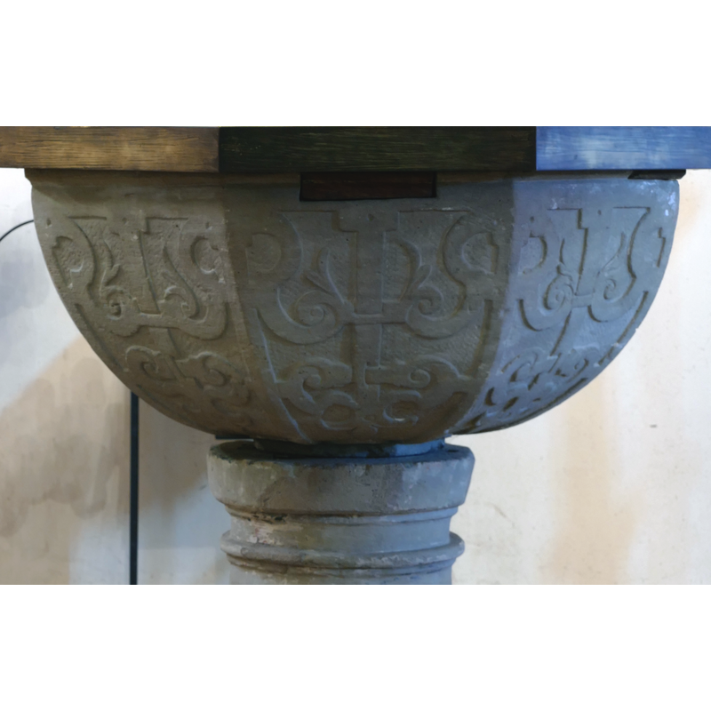 flat low-relief patterns described as 'ferronnerie' in the Palissy entry; they are often found on the fonts of this period in the area