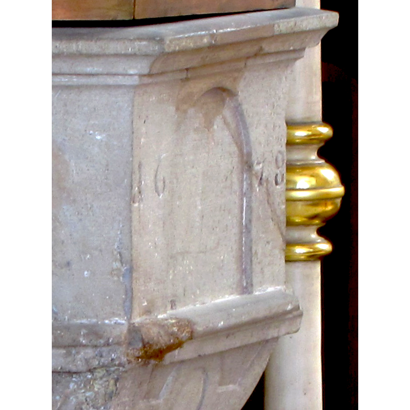 the date split onto the two sides of the arch