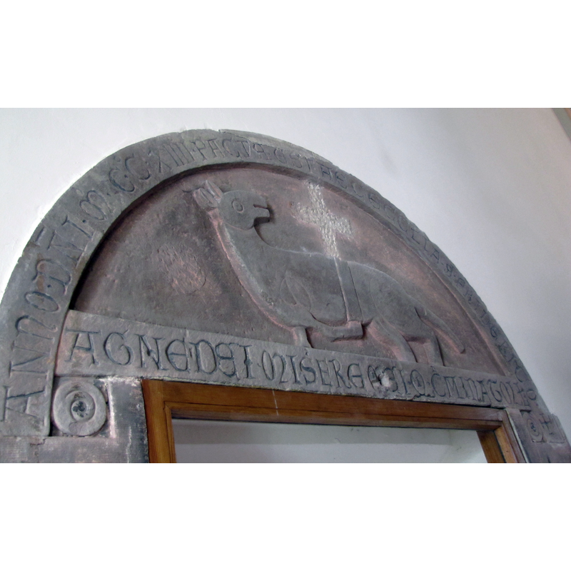 listed in Palissy [ref.: IM67010676]: "tympan [grès] Inscription ANNO DOM. MCCIIII FACTA EST HAEC ECCLESIA SVB IMPERATORE FREDERICO. AGNE DEI MISERERE MEI. QVI CRIMINA TOLLIS et relief provenant de l'église primitive, faisant mention de la date 1214 et de l'empereur Frédéric II de Hohenstaufen." -- the old tympanum from the original church is now displayed inside the re-built church of 1831
