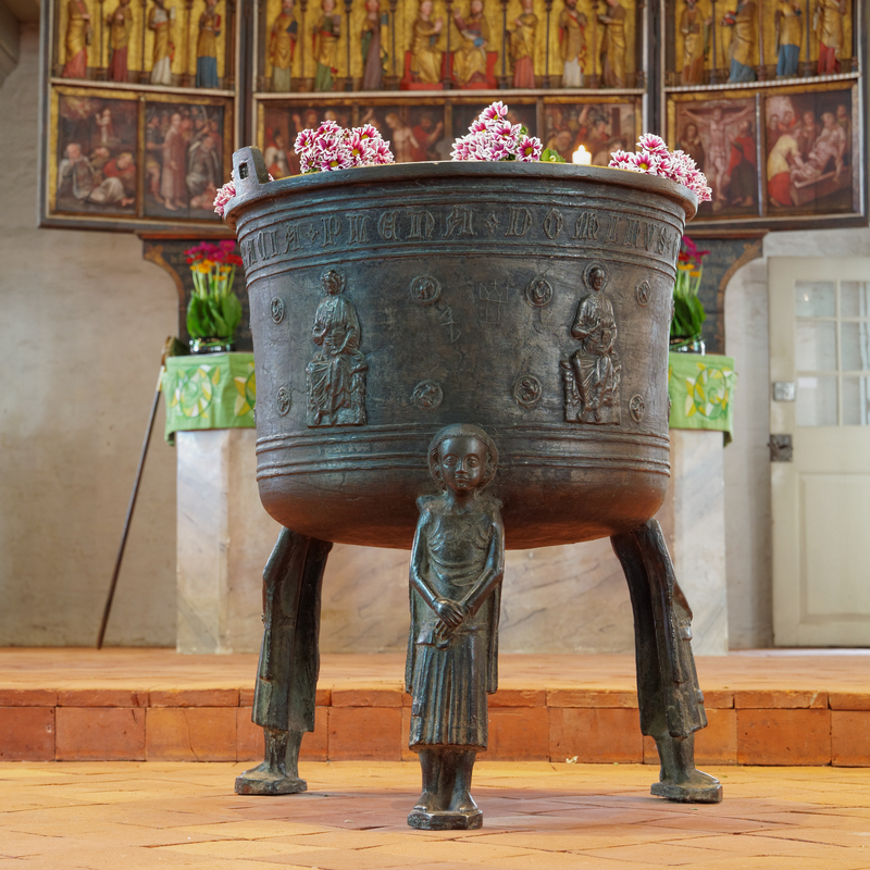 with the altar and retable behind