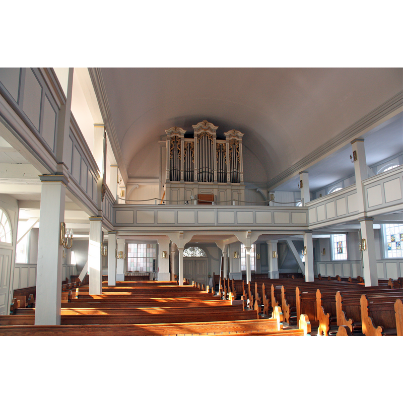 interior of the mid-17thC church -- Source caption: "Hamburg, Nienstedtener Kirche, Innenraum mit Orgel, Orgelprospekt aus dem Jahre 1906, Orgel der Orgelbaufirma Mühleisen von 2001".