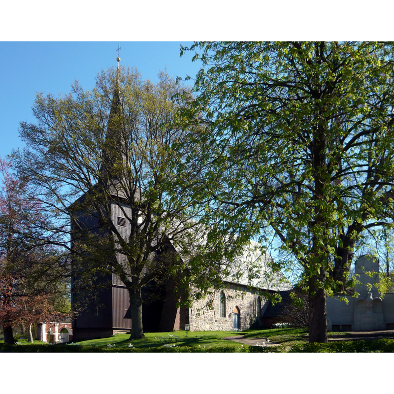 Source caption: "Die Maria-Magdalenen-Kirche in Bovenau aus dem 13. Jahrhundert. Der hölzerne Turm stammt aus dem 18. Jahrhundert."