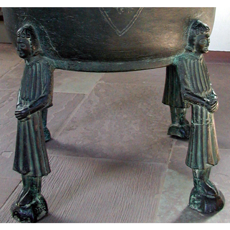 set at 90-degree angles, and standing on short mounds; the four appear fairly similar and do not carry any identifying objects, but the surface of the basin where their heads rest appears to be patterned like a halo