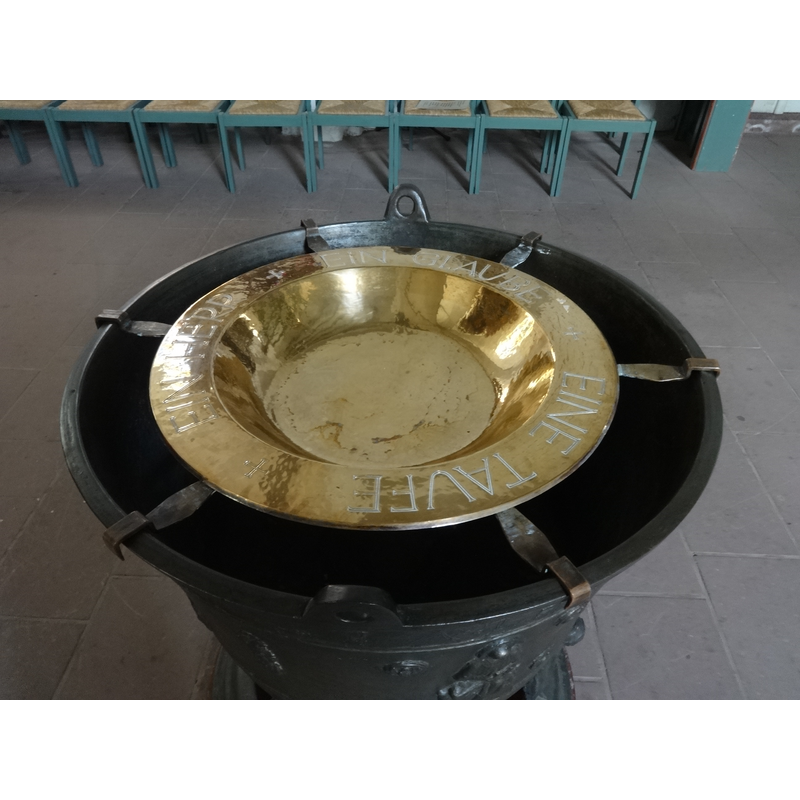 showing the baptismal dish [Taufschale]