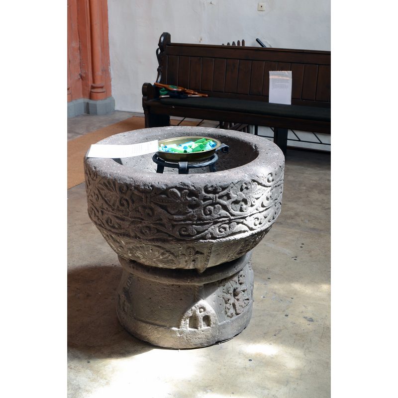 the medieval font originally from Odagsen, as displayed in the interior of St.-Jacobikirche, Einbeck in 2011