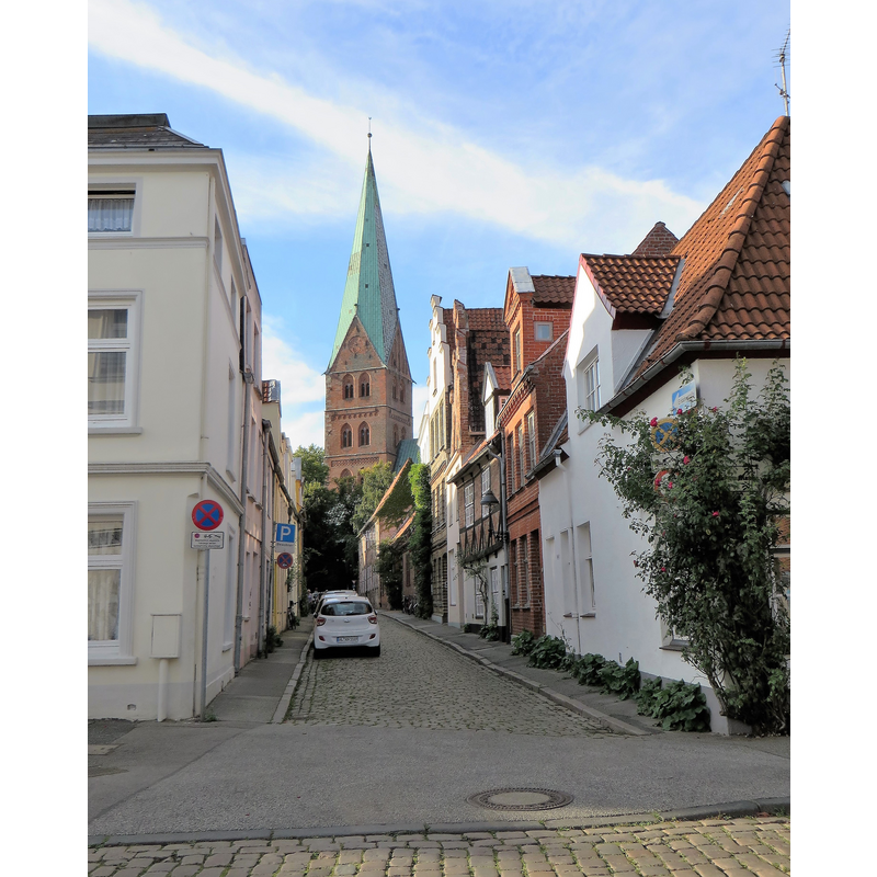 Source caption: "Blick von der Straße „An der Mauer“ in die Weberstraße und auf die St.-Aegidien-Kirche in Lübeck-Altstadt."