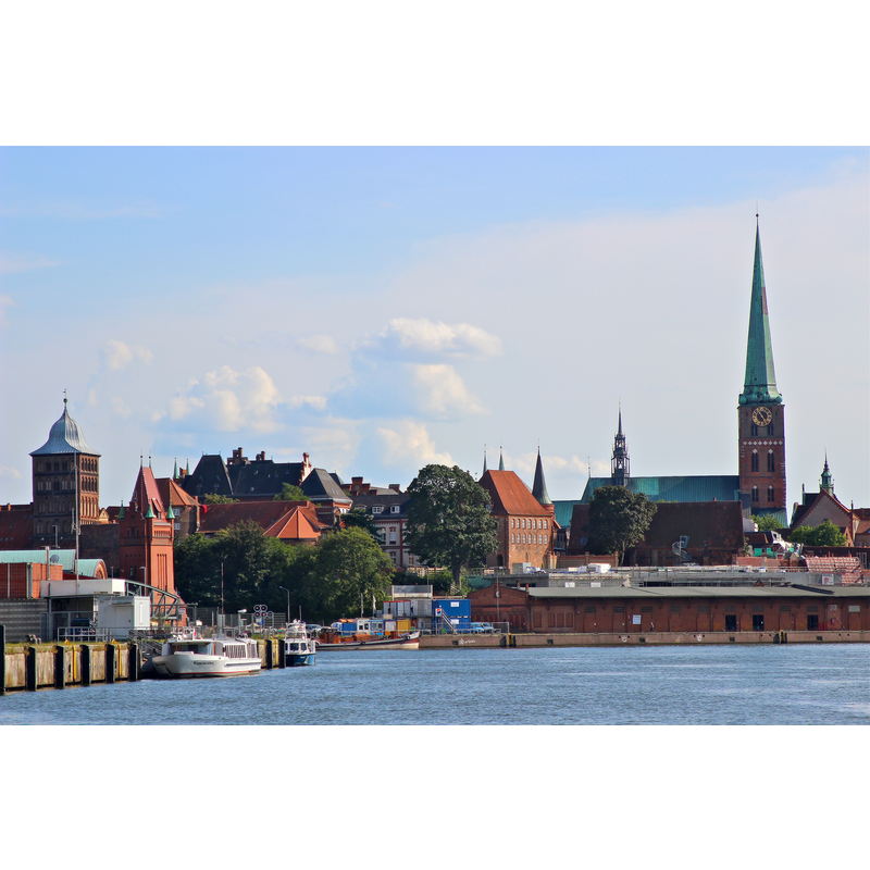 Source caption: "Lübeck, Schuppen 9 am Lübecker Hafen vor dem Burgkloster und St. Jakobi".