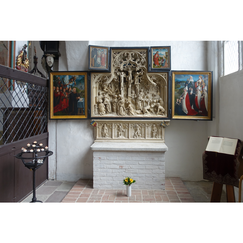 the Brömbse-Altar / Broemsenaltar: two sets of panels can be closed separately showing different scenes