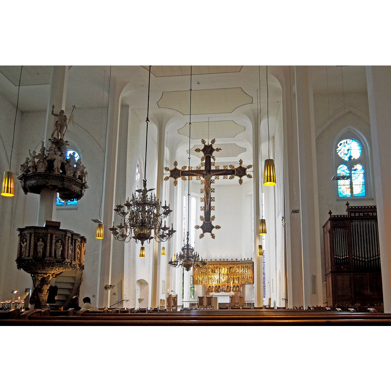 Source caption: "Innenraum der St. Nikolai-Kirche Kiel, mit Kanzel, Altar, Kruzifix und Chororgel".