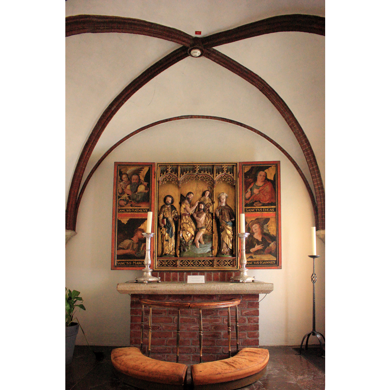 Source caption: "Altar in einer Seitenkapelle ("Raum der Stille") der Nikolaikirche, Kiel-Altstadt".
