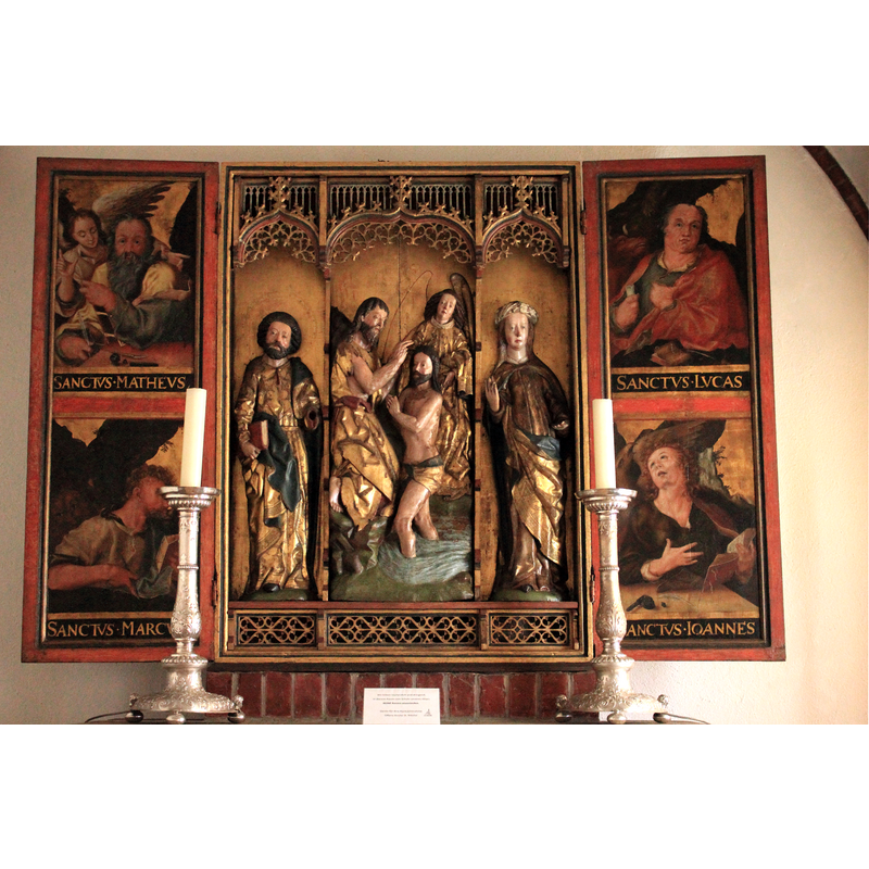 Source caption: "Altar in einer Seitenkapelle ("Raum der Stille") der Nikolaikirche, Kiel-Altstadt".