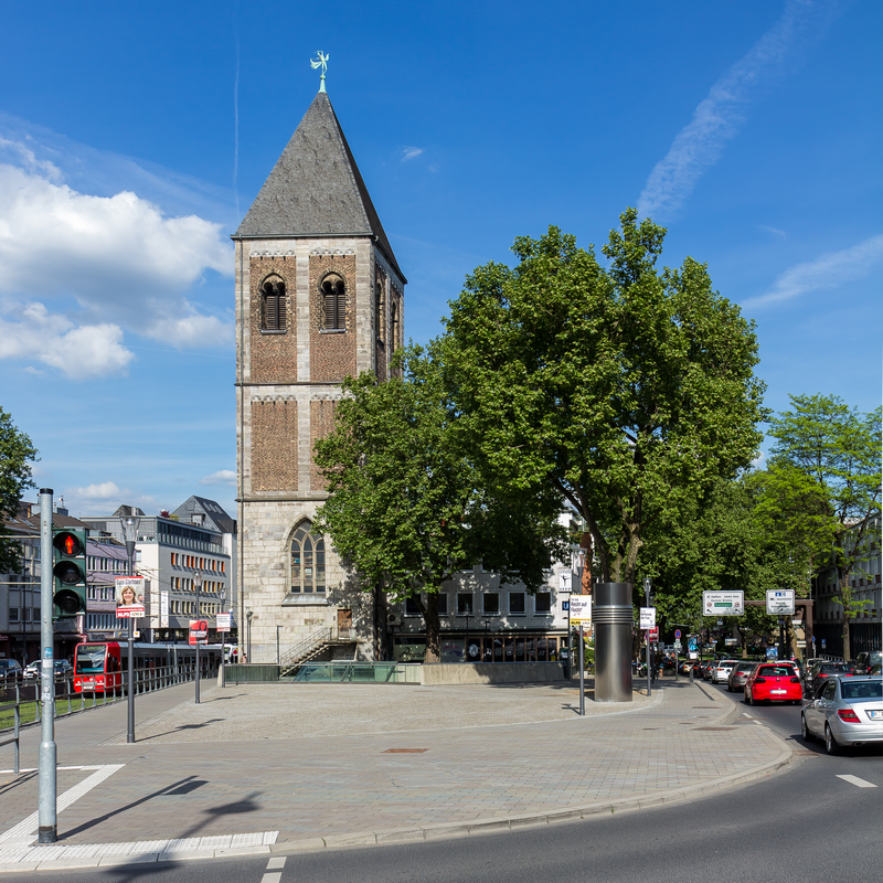 Source caption: "Klein St. Martin, Elogiusplatz, Köln. Der Platz wurde 2017 neu gestaltet".