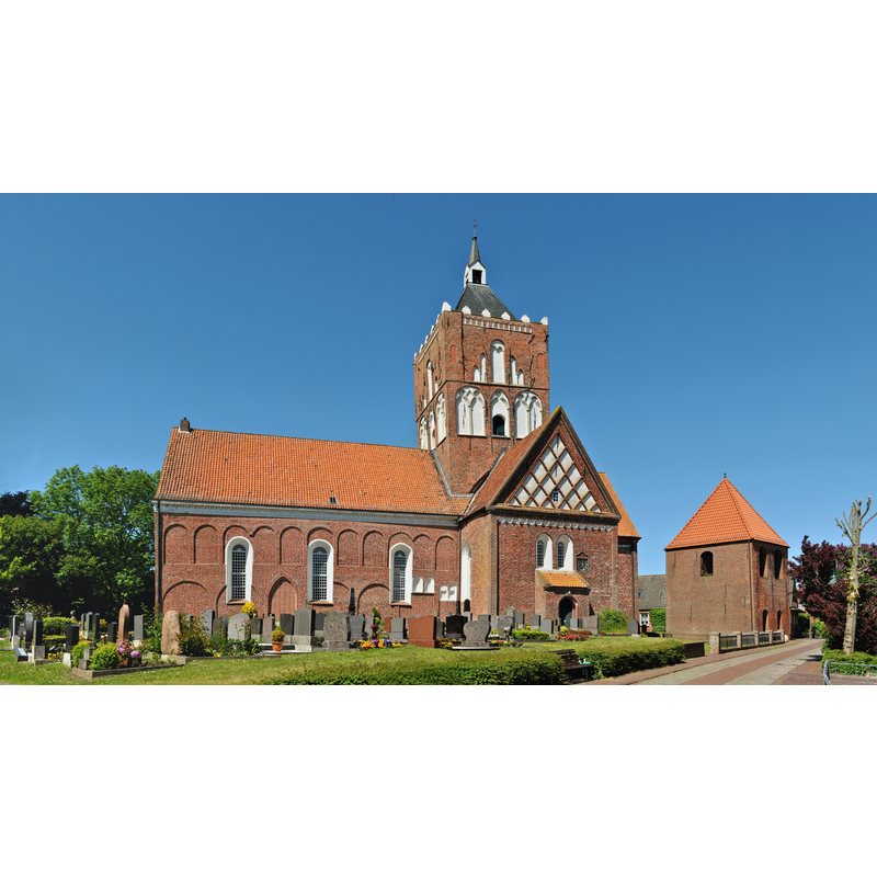 Source caption: "Die Südseite der Pilsumer Kreuzkirche St. Stephanus (Pilsum, Krummhörn, Landkreis Aurich, Ostfriesland, Niedersachsen) mit dem davor liegendem Friedhof, fotografiert in einem hochauflösendem Panorama."