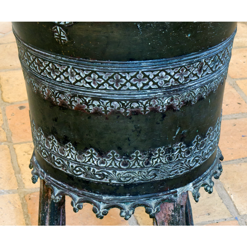 the pattern in the middle consists of a band of stylised quatrefoils and trefoils sanwiched in four parallel mouldings at top and bottom, plus a pattern of trefoiled arch-heads with foliated ends