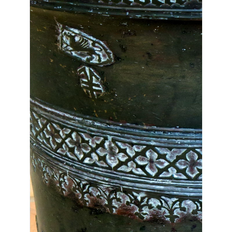 the shield is an almost horizontal position; in a vertical position the dragon would be in a rampant position