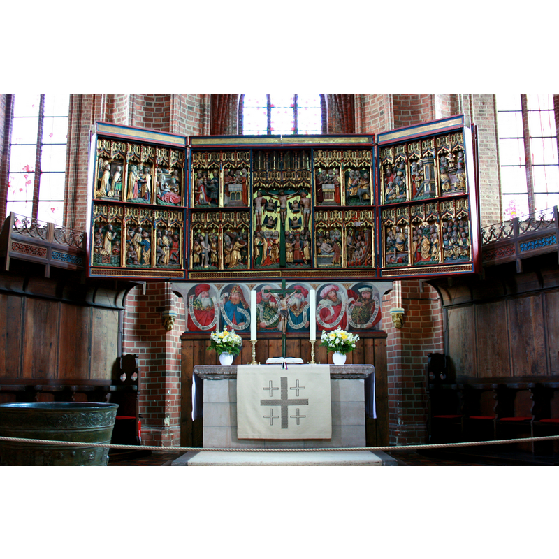 the mid-15thC winged retable was brought to Nikolaikirche when Lambertikirche was demolished in 1861; the sculpture is by Hans Snitker d. Ä, of Lüneburg, and the paintings on the wings by Hans Bornemann, of Hamburg