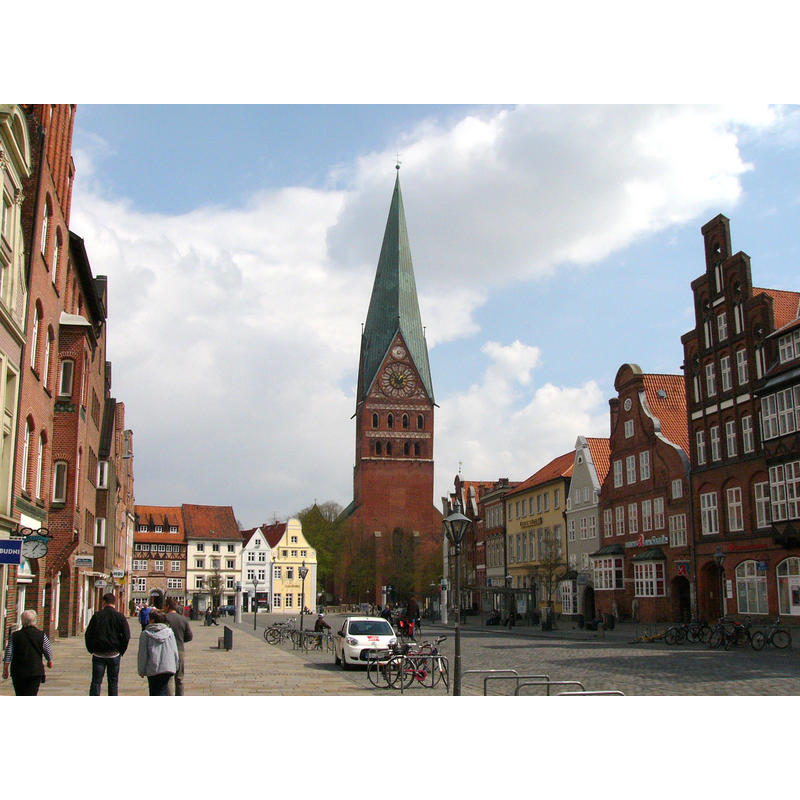 Source caption: "Straße am Sande mit Blick auf St. Johannis in Lüneburg". [NB: the oddly-shaped top is real, not a photographic distortion