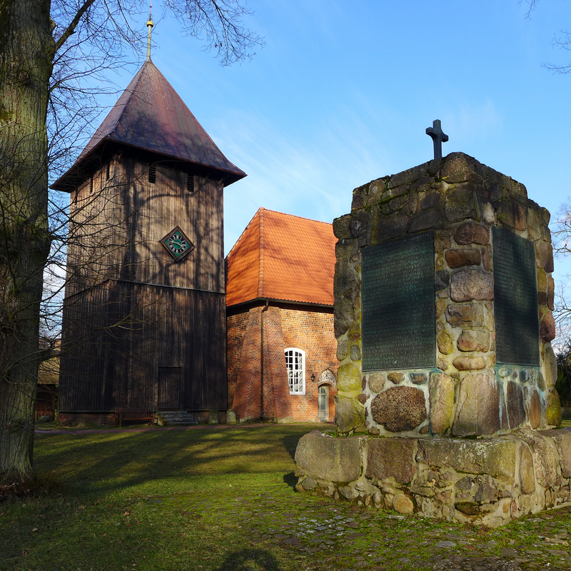 Source caption: "Hölzerner Glockenturm etwa aus dem Jahre 1590, Bestandteil der St. Laurentius Kirche in Müden (Örtze). Die beiden Glocken im Turm stammen aus den Jahren 1648 und 1715."